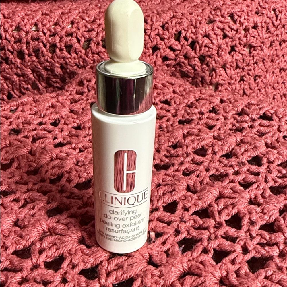 Clinique Clarifying Peel in White and Silver